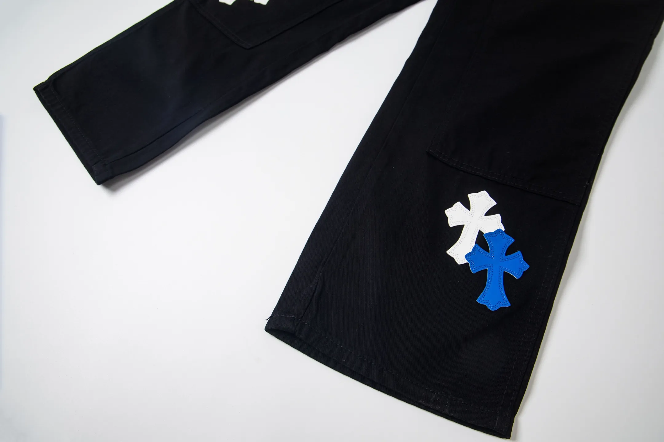 P260 Chrome Hearts Chrome Hearts black denim with white and blue multi-leather hot jeans. CH jeans need to be washed and then disassembled and hand-stitched with sheepskin cross leather and then spliced ​​to complete. The whole piece has too many craftsmanship to explain. The patchwork cross pattern is embellished, and the high-waisted washed jeans! ! Absolutely high-end luxury products, god-level single products, super popular products, made with top heavy industry, a magic weapon that cannot be missed. About Kroxin This is an extremely luxurious fashion brand, which can also be called the aristocrats of the high street. It has always been an exclusive brand for some hipsters or rich second generation. Compared with ordinary high streets, it is more luxurious and noble. Compared with luxury brands, it has a more fashionable personality and has always been a brand that I have a special liking for. Style number: 1765# Color: black Size: 28 30 32 34 36